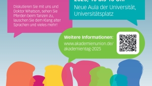 Plakat für den Akademientag mit Informationen. Unten sind bunte, stilisierte Personen zu erkennen. Oben ist der Titel "Akademientag - Einander verstehen - gemeinsam in die Zukunft". In Sprechblasen sind die Info wann, wo und was genannt.