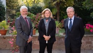 Vorstand der Akademie im Oktober 2020 im Innenhof der Akademie: von links Matthias Kind, Barbara Beßlich, Bernd Schneidmüller