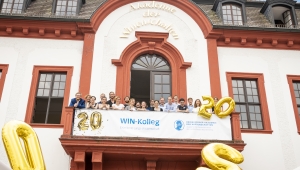 Die Kollegiatinnen und Kollegiaten des Wissenschaftlichen Nachwuchs Kollegs auf dem Balkon des Akademiegebäudes