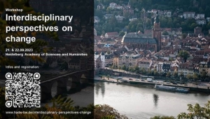 Das Altstadtpanorama von Heidelberg mit dem Neckar im Vordergrund ist zu sehen. Davor liegt eine schwarzes Transparent, auf dem steht "Workshop. Interdisciplinary perspectives on change. 21 & 22.09.2023" Darunter ist ein QR-Code abgebildet.