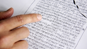 Hand über Papier