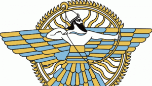 Abbildung eines bärtigen Bogenschützen mit Flügeln vor einem großen Sonnenrad im ägyptischen Stil.  