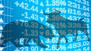Die typische Darstellung von Bulle und Bär als Repräsentaten der Börse sind als Schemen abgebildet, vor ihnen laufen Aktienpreise durch das in Blautönen gehaltene Bild