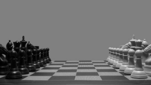 Schachbrett in Grundaufstellung vor Spielbeginn, von der Seite fotografiert. Links die schwarzen Figuren, rechts die weißen.