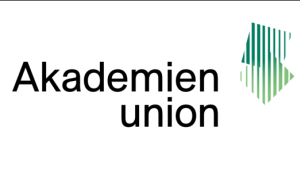 Logo der Akademienunion. Zwei ineinander greifende grüne Würfel mit schwarzer Schrift Linken.