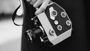 schwarz-weiß Fotografie mit einer alten Filmkamera