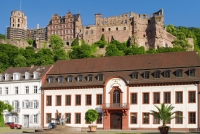  Frontseite des Gebäudes der Heidelberger Akademie der Wissenschaften mit Blick auf das Schloss