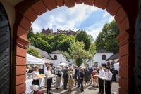 Blick in den Innenhof bei der Jahresfeier 2022 zeigt Menschen, die schick angezogen sind.