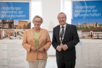 Ministerin Theresia Bauer und Akademiepräsident Bernd Schneidmüller posieren vor Roll-Ups bei der Jahresfeier 2022