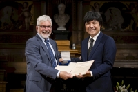Matthias Kind überreicht Dr. Kelvin Anggara die Urkunde für den Karl Freudenberg Preis 2022. 