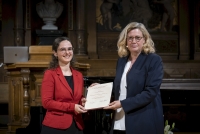 Barbara Beßlich überreicht Leonie N. Bossert die Preisurkunde für den Walter Witzenmann Preis 2022.
