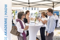 Mitarbeitende der Projekte des Wissenschaftlichen Nachwuchses der Akademie präsentieren sich auf dem Karlsplatz.