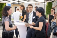 Mitarbeitende der Projekte des Wissenschaftlichen Nachwuchses der Akademie präsentieren sich auf dem Karlsplatz.